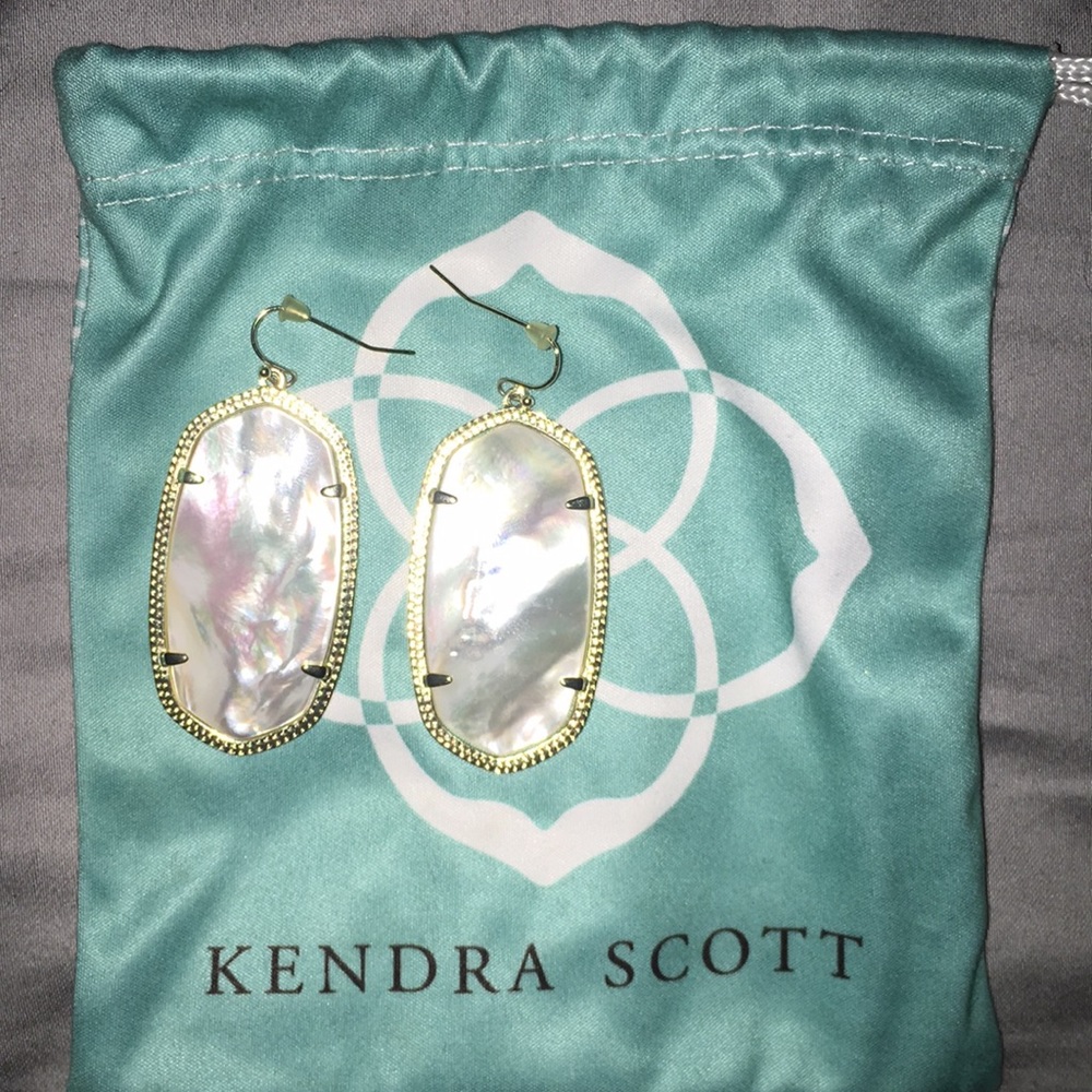 Kendra Scott ‘Danielle’ earrings in ivory pearl